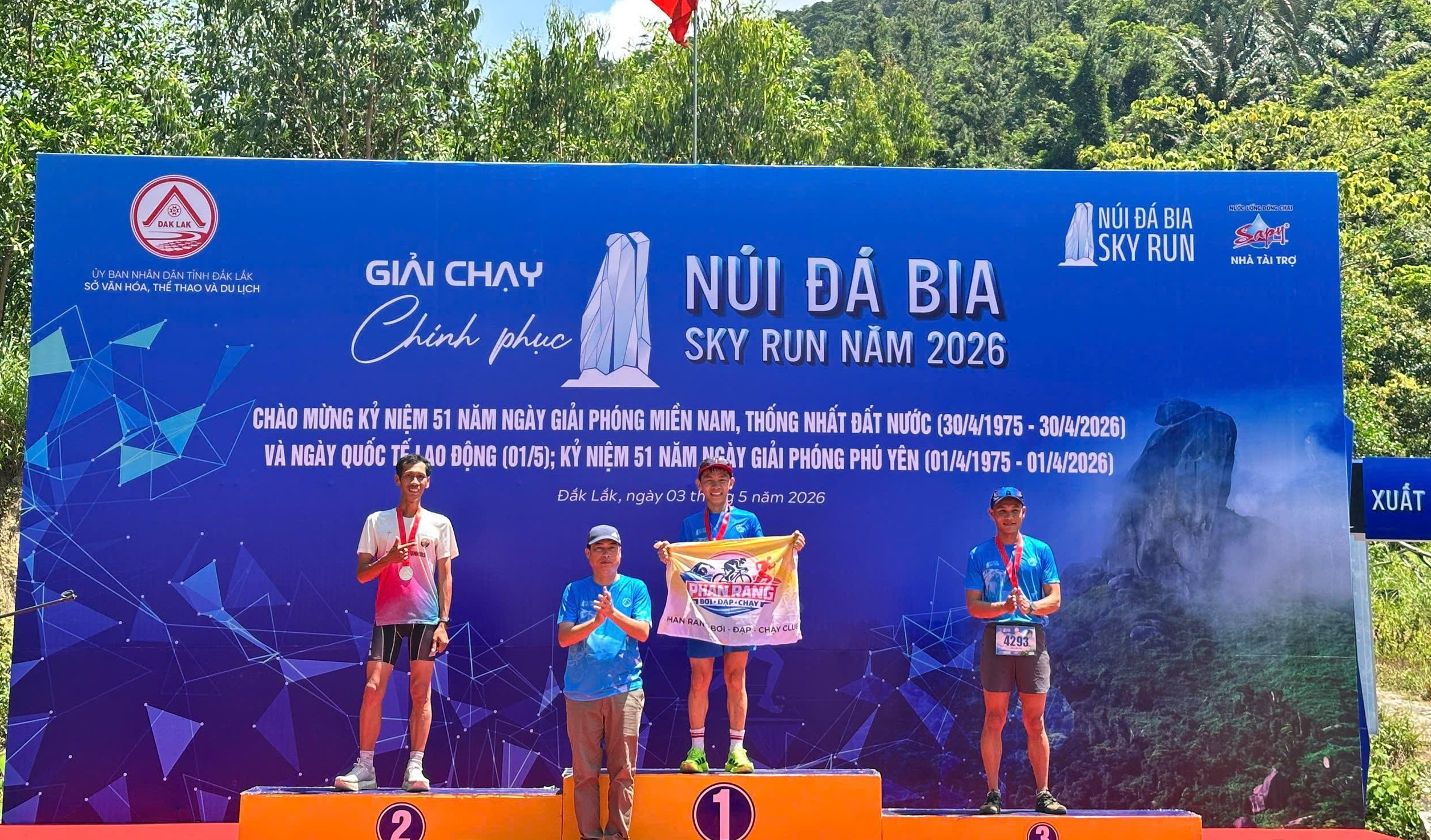 Hơn 1.000 người tham gia Giải chạy Chinh phục núi Đá Bia Sky Run năm 2026